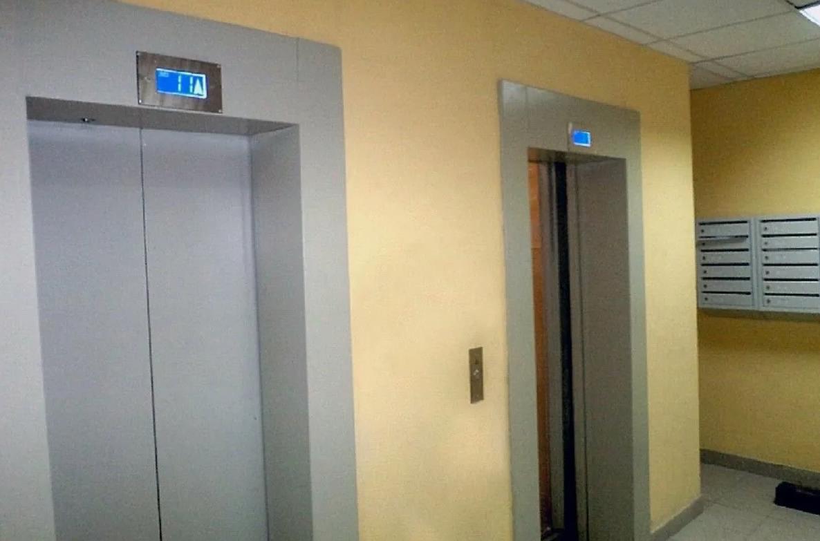 В Тюмени лифтовики модернизируют кабины, увеличивая грузоподъёмность и вместительность лифтов